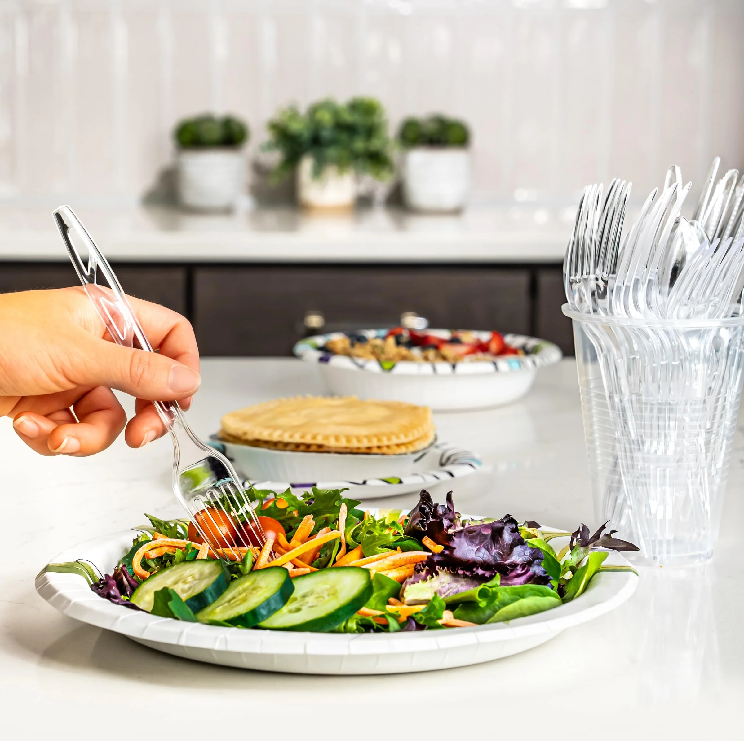 Amazon Basics Disposable Clear Plastic Forks, Premium Quality, BPA-Free, for Everyday Use, Party Supply, Events, 100 Count - Image 5