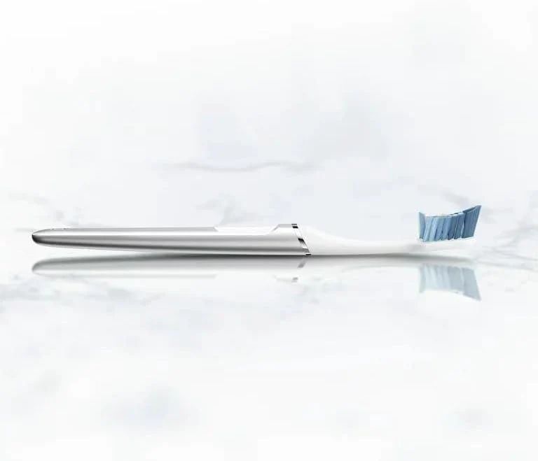 Oral-B Clic Deluxe Starter Kit, Manual Toothbrush with 3 Brush Heads & Magnetic Brush Mount, White - Image 2