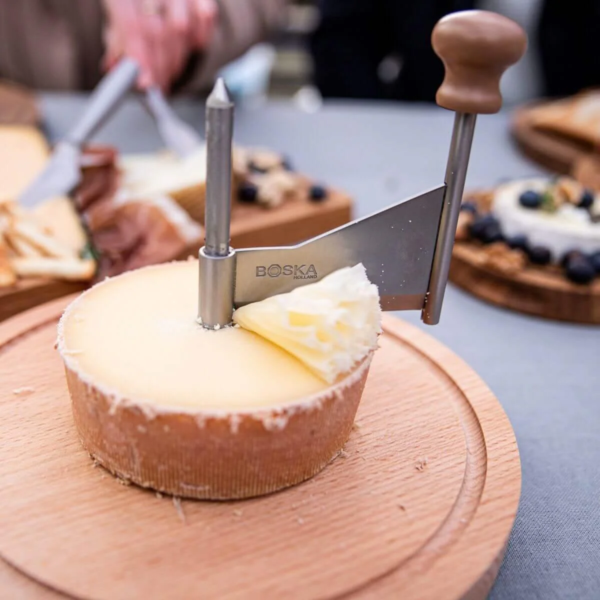 BOSKA Cheese Curler Amigo - The Original with 10-year Warranty - Cheese Wheel for i.a. Tete de Moine, Girolle & Chocolate - Cheese Shaver made of Stainless Steel - Image 8