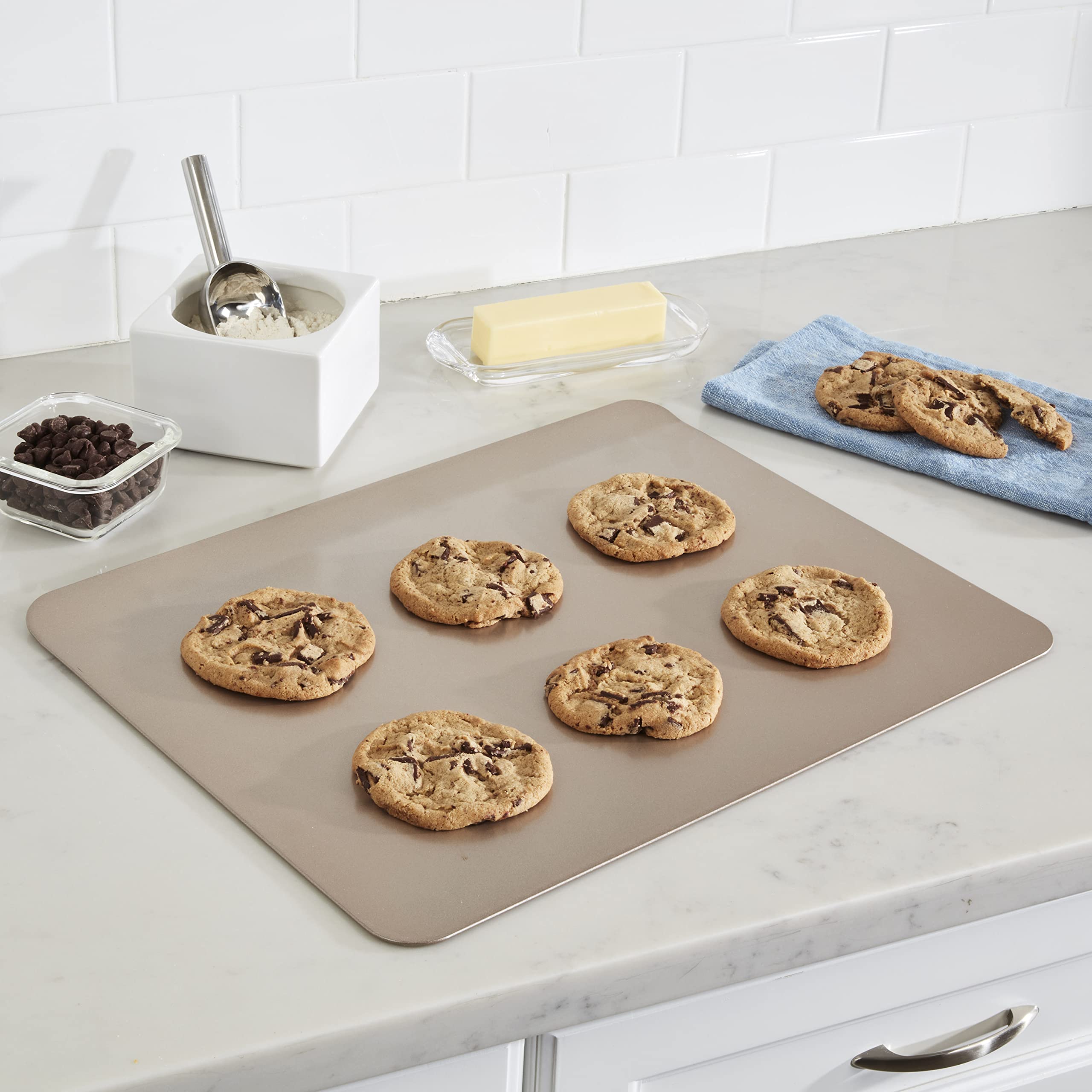 Cuisinart 17-Inch Chef's Classic Nonstick Bakeware Cookie Sheet, Champagne - Image 2