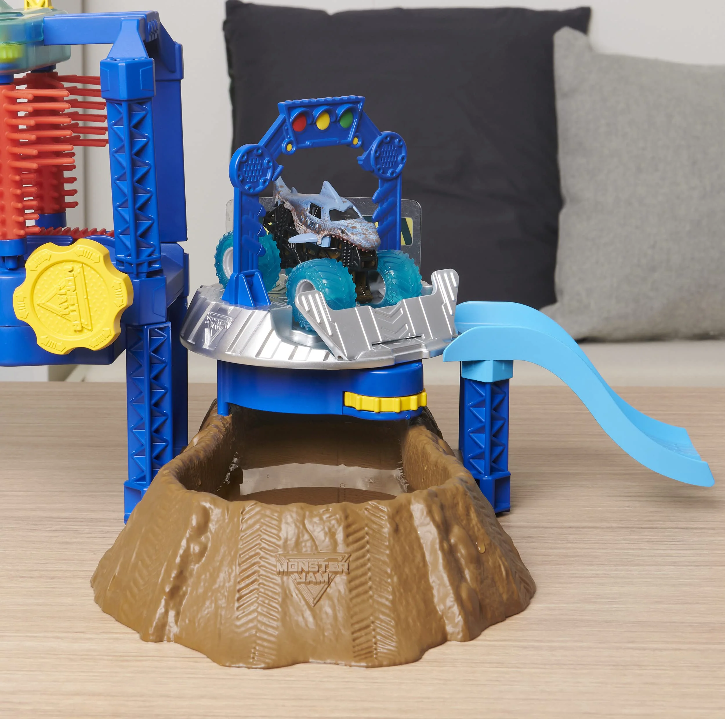 Monster Jam, Megalodon Monster Wash, Includes Color-Changing Truck, Interactive Water Play Kids Toys for Aged 3 and Up - Image 3