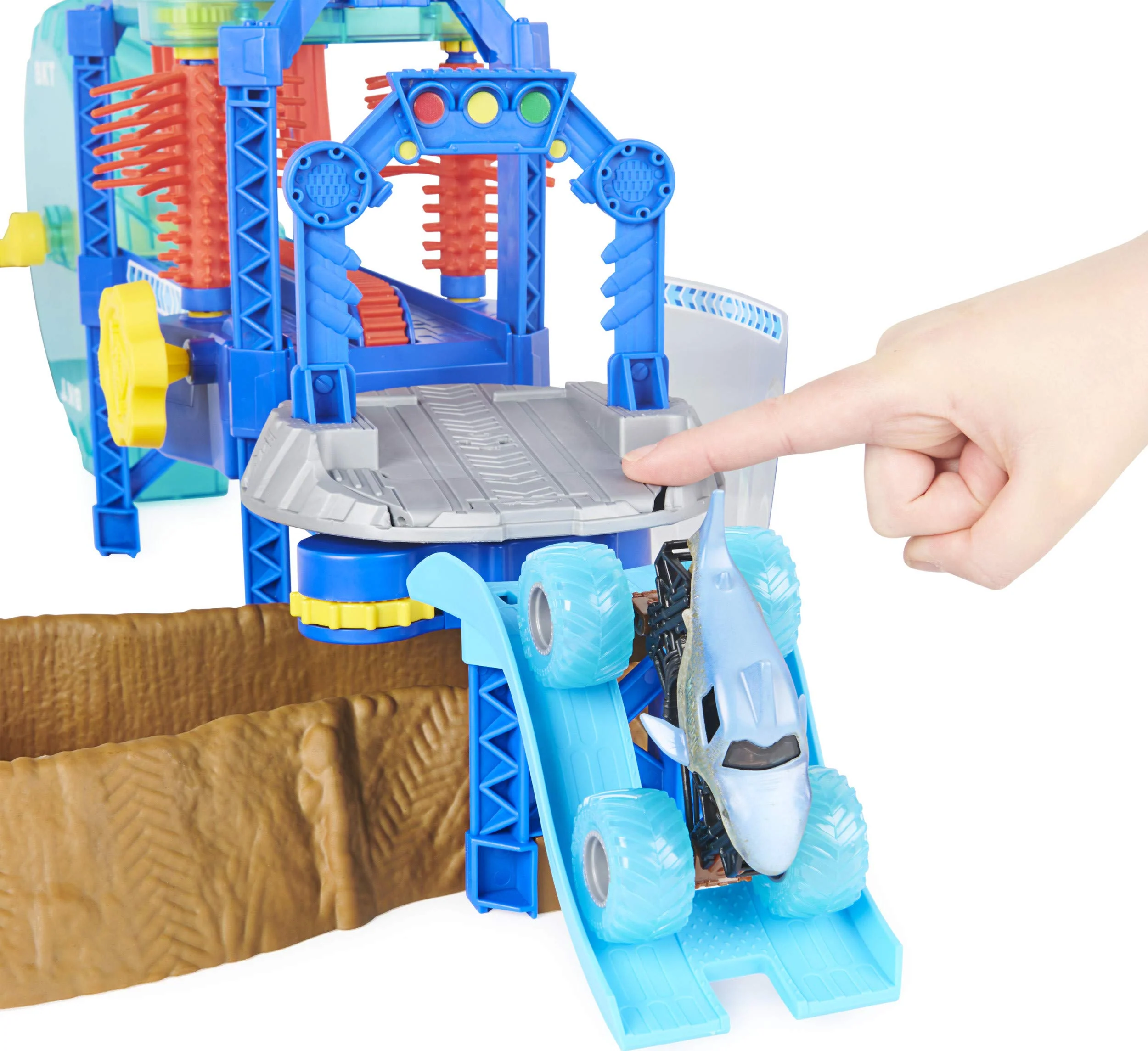 Monster Jam, Megalodon Monster Wash, Includes Color-Changing Truck, Interactive Water Play Kids Toys for Aged 3 and Up - Image 4