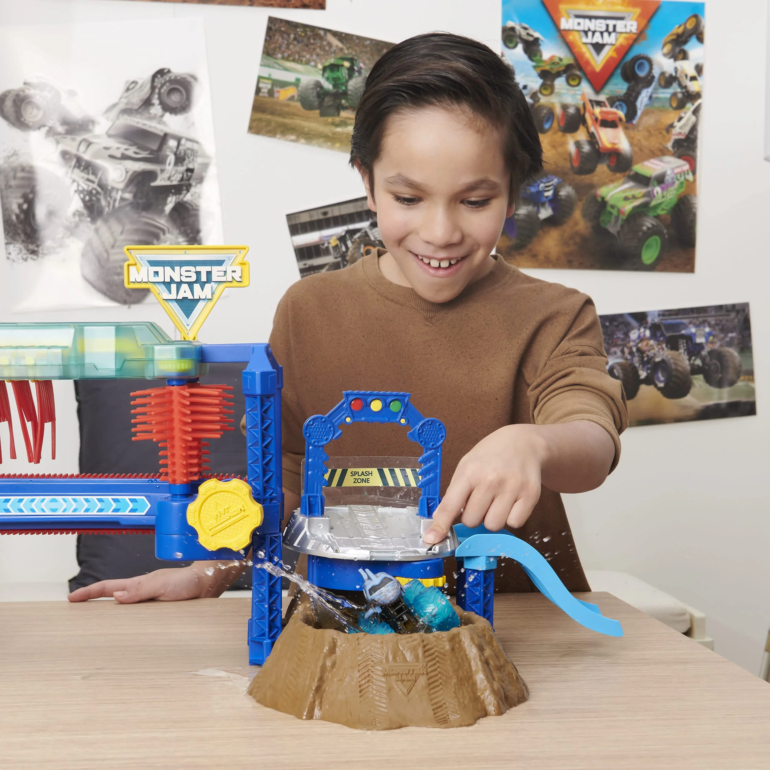 Monster Jam, Megalodon Monster Wash, Includes Color-Changing Truck, Interactive Water Play Kids Toys for Aged 3 and Up - Image 5